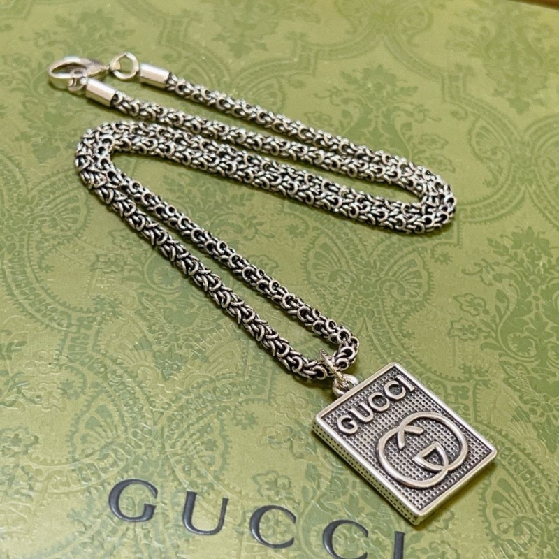 G*u*i necklaces